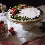 dekorativní nízký dort z cizrny okrášlený ovocem